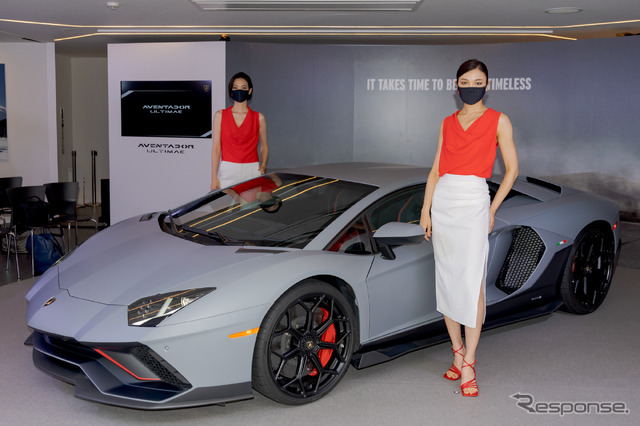 LP 780-4と女性モデルも撮影。
