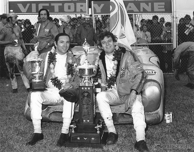 1971年デイトナ24時間で優勝したペドロ・ロドリゲス(向かって左)とジャッキー・オリバー