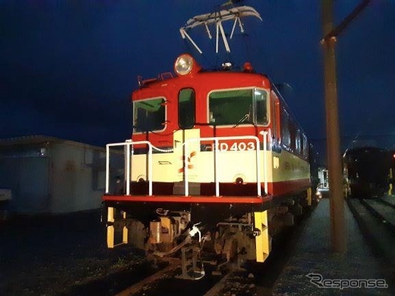 ライトアップされた電気機関車。このED403は、日本製紙の協力により前身の日本大昭和板紙で施した車体色に復元されている。ライトアップ時は前照灯も点灯される。