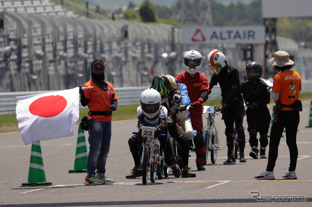 KV-BIKE総合3位の長野県飯田OIDE長姫高校原動機部(手前)
