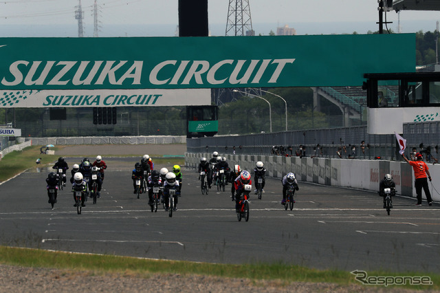 逆周りで行われたKV-BIKE 30分走行スタートシーン