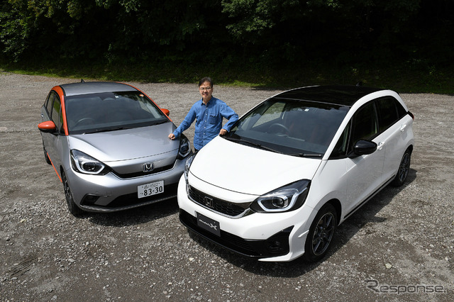 ホンダ フィット e:HEV モデューロX(右)とフィット ネス(左)と片岡英明氏