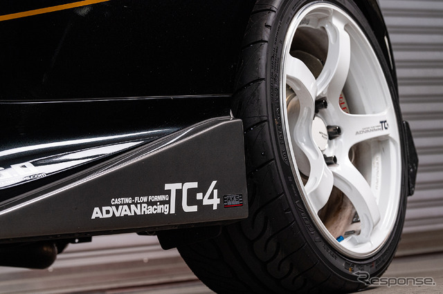 ADVAN RACING TC-4がツライチでセットされる