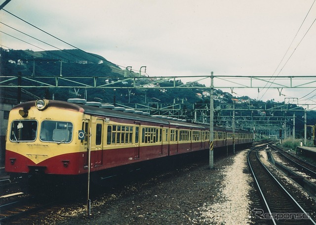1978年まで運用されていた初代・新潟色の旧型電車。大半は70系の先頭車（クハ76形）と中間車（モハ70形）で編成を組んでいた。前面の塗分けが「金太郎塗り」と言われる所以。