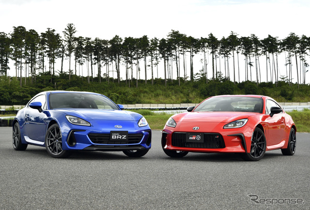 スバルBRZ(左)とトヨタ GR 86(右)