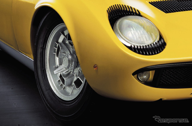 カンパニョーロのホイール、ピレリのタイヤ、足回りの構造も実車同様の設計だ。