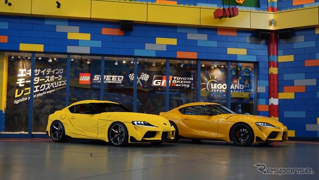 レゴ トヨタ GRスープラ 実物大レプリカ(左)とGRスープラ35周年特別仕様車(右)