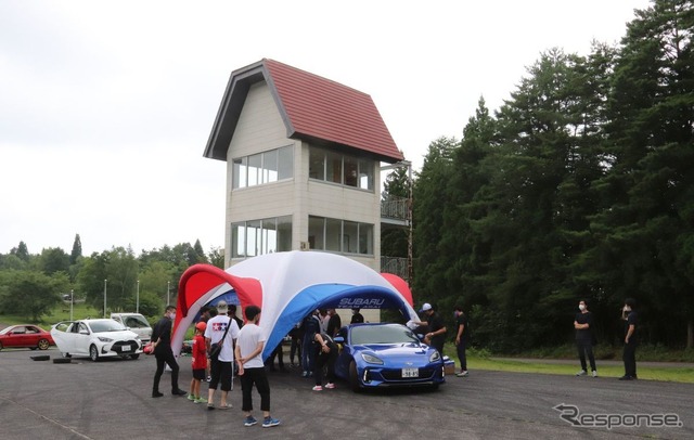新井選手が走行会で新型BRZをインプレッション
