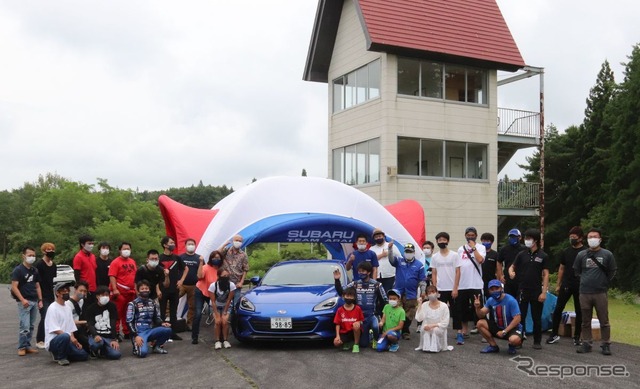新井選手が走行会で新型BRZをインプレッション