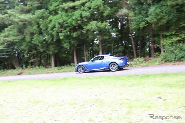 新井選手が走行会で新型BRZをインプレッション