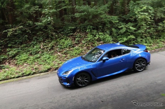新井選手が走行会で新型BRZをインプレッション