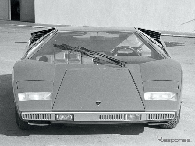 1974年、工場から出てきたばかりのランボルギーニ・カウンタック。