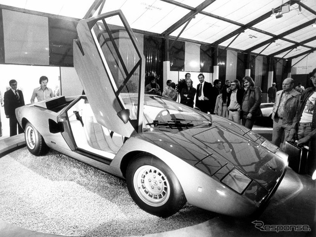 フランクフルトモーターショー1975に展示されたランボルギーニ・カウンタック。当時の価格は10万4000ドイツマルク。