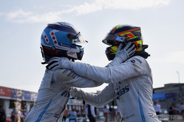 メルセデスの僚友バンドーン(右)がデ・フリーズを祝福。