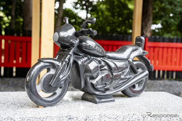 バイク石像