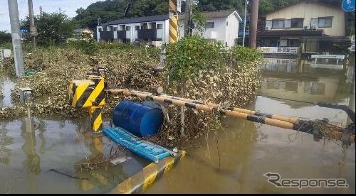 佐世保線大町~北方間で発生した踏切冠水。