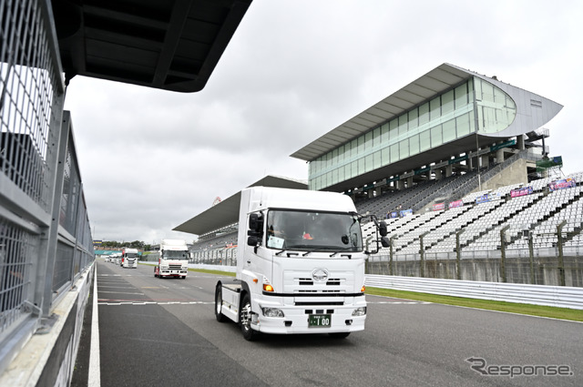 SUPER GT第3戦のトランポ群