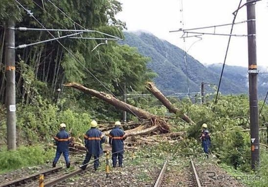 巨岩や倒木が多数線路を塞いでいる中央西線倉本~上松間の土砂流入現場。倉本駅(長野県上松町)では信号機器室の損傷も発生している。