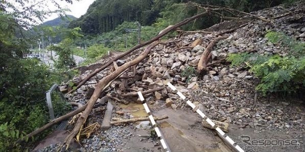 中央西線木曽平沢~贄川(にえかわ)間の土砂流入現場。