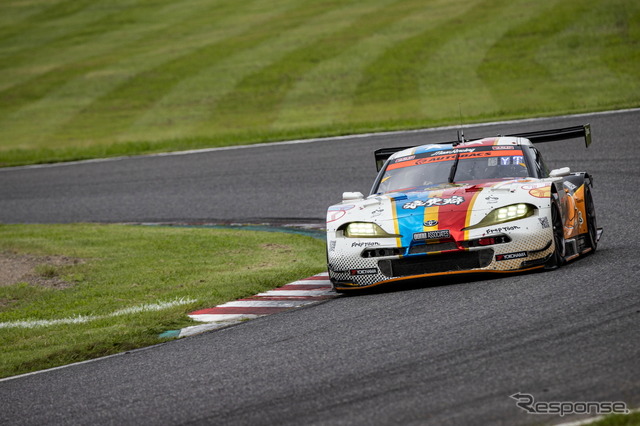 GT300クラスで優勝した#244 たかのこの湯 GR Supra GT(三宅淳詞/堤優威)