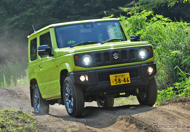 写真のスズキ ジムニーは発売からおよそ3年経つ今も1年の納車待ち。中古車ならすぐ手に入れることはできるが…