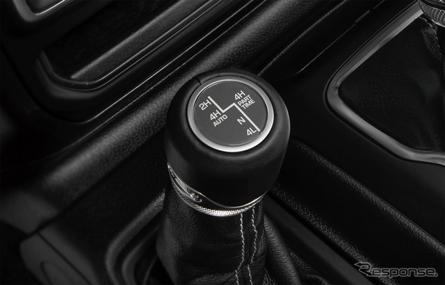 セレクトラックフルタイム 4×4システム