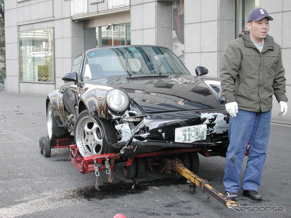 謎の事故……あわや! オートアスキー編集部にポルシェが突入寸前