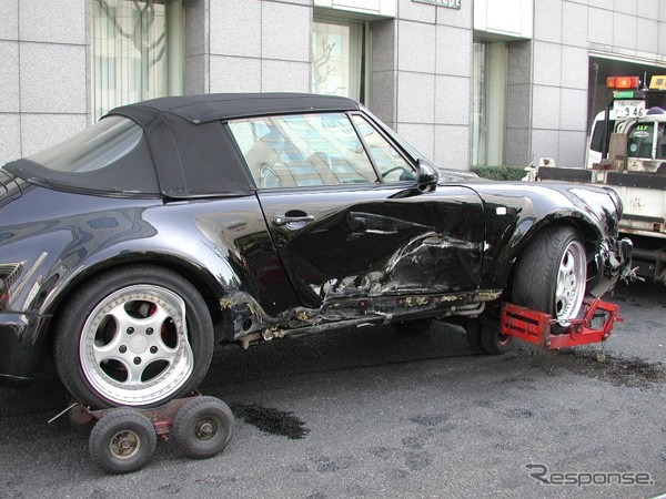 謎の事故……あわや! オートアスキー編集部にポルシェが突入寸前