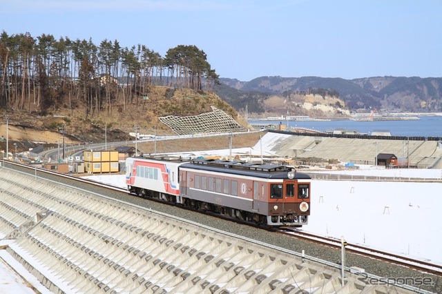 支援金はコロナ収束後の企画列車運行や旅行商品企画にも活かされる。写真は三陸鉄道の「こたつ列車」。