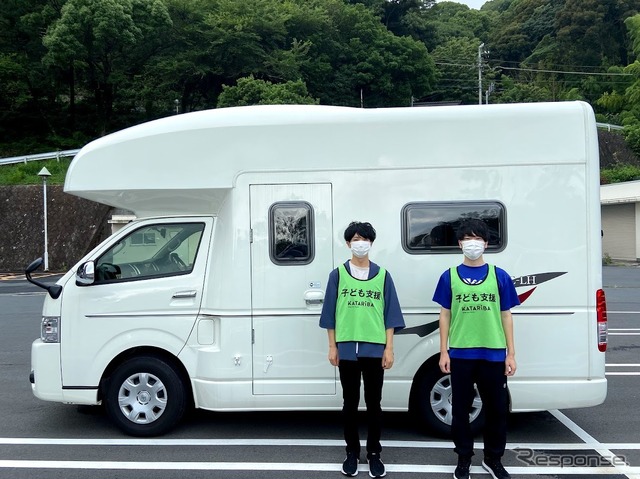 スタッフの休憩・待機・仮眠場所として、2台のキャンピングカーを貸し出し