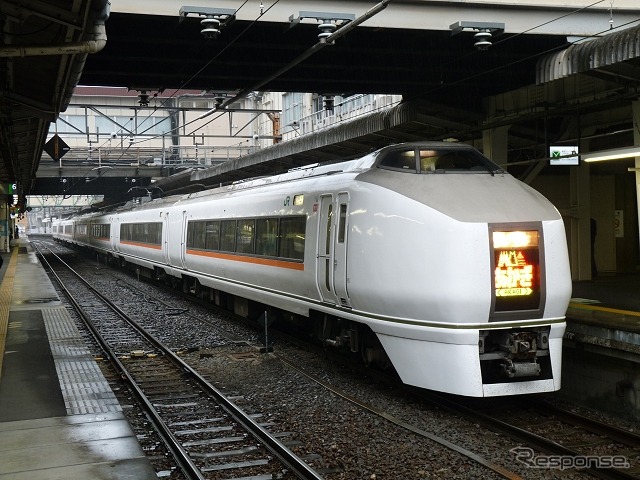 高崎線系統の「通勤特急」として運行されている651系『スワローあかぎ』。定期券とグリーン券の組合せでグリーン車が利用可に。