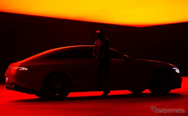 メルセデスAMGの「Eパフォーマンス」を搭載する最初の高性能ハイブリッド車のティザー写真