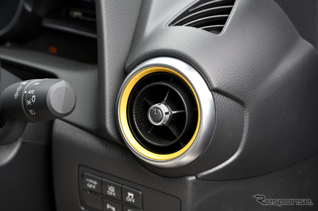 マツダ2 改良新型 (15S サンリットシトラス)