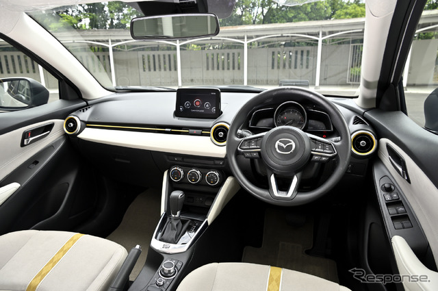 マツダ2 改良新型 (15S サンリットシトラス)