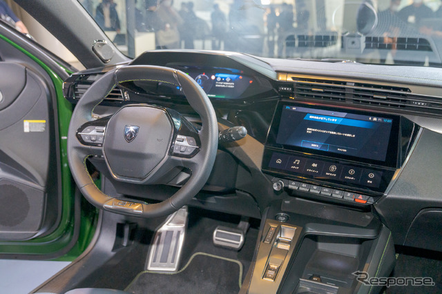 308ハイブリッド新型:i-Cockpitはスマートな印象を受ける。