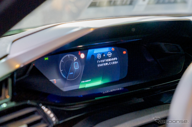 308ハイブリッド新型:スピードだけが手前に浮き出て見えるといった、立体的な表示が可能なディスプレイ。