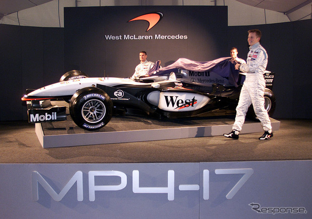 2002年向けマシンMP4-17を披露する（車両手前）。チームメイトはデビッド・クルサードだ。