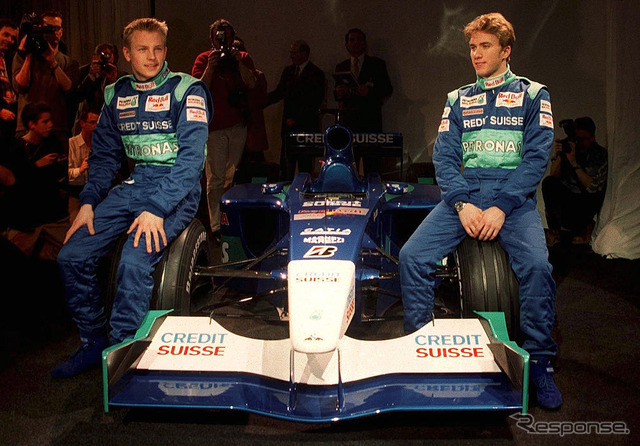 ザウバーからF1デビュー(向かって左)。2001年1月のプレゼンテーション、チームメイトはニック・ハイドフェルド