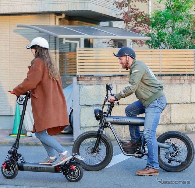 コスウエル EVスクーター(左)とスマートEV(右)