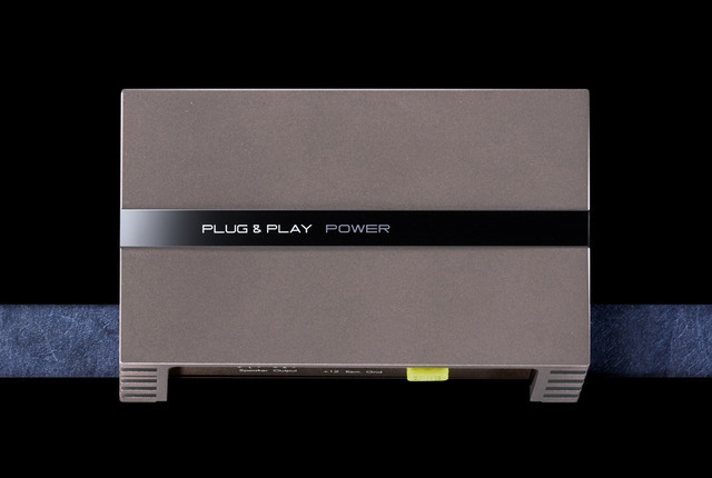 市販「外部パワーアンプ」の一例(プラグ アンド プレイ・PLUG&PLAY POWER)。