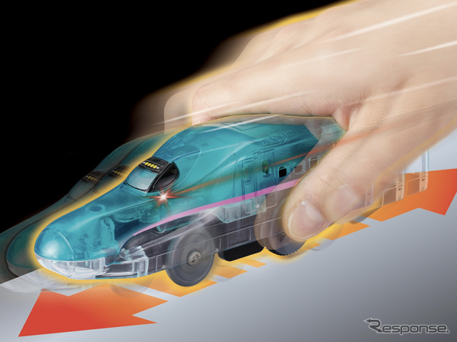 プラレール「電池いらずで出発進行! テコロでチャージ」 ※写真の光や軌跡、車体の透明度はイメージ (c) TOMY