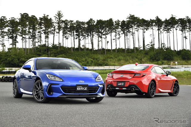 スバルBRZ新型（青）とトヨタGR 86（赤）