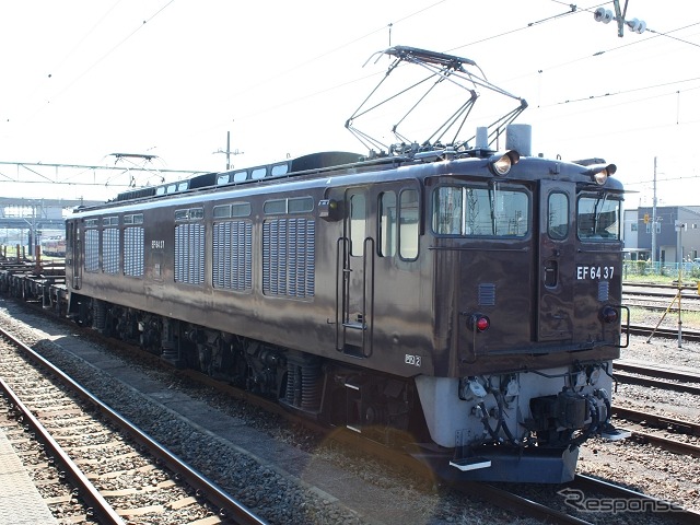 2003～2019年は旧塗色のぶどう色となっていたEF64 37。