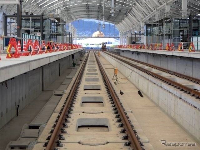最後のレールが繋がった長崎駅構内(前方が終端部)。