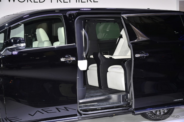 アジアではすでに販売されているLEXUS高級ミニバン『LM』(上海モーターショー2019にて)