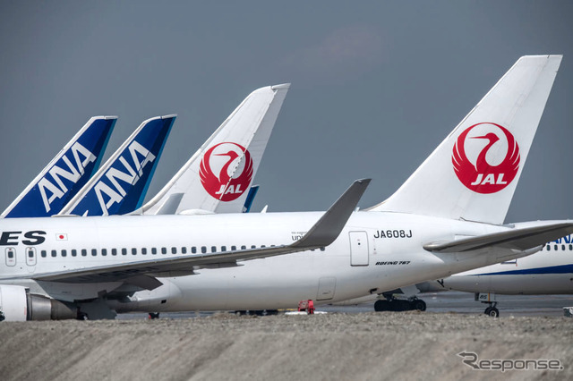 JAL機(手前2機。羽田、4月)