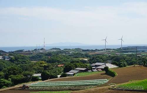 三浦の田園風景の先に広がる海