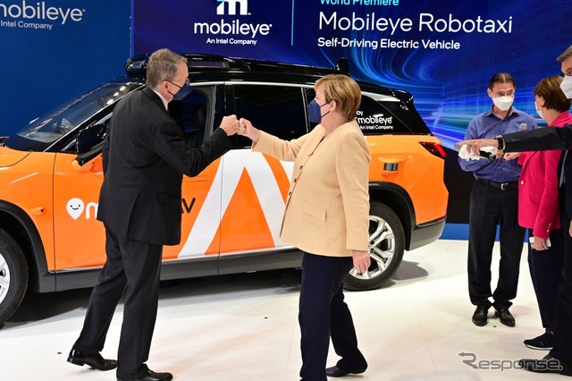 インテル傘下のモービルアイの自動運転EV(IAAモビリティ2021)。中央はドイツのメルケル首相