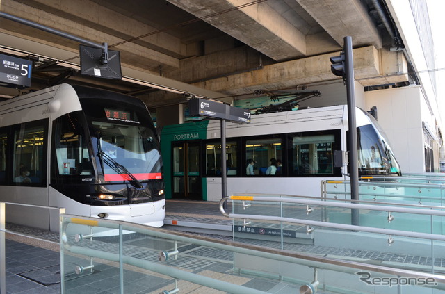 富山駅停留場に停車する富山地鉄富山港線の電車。