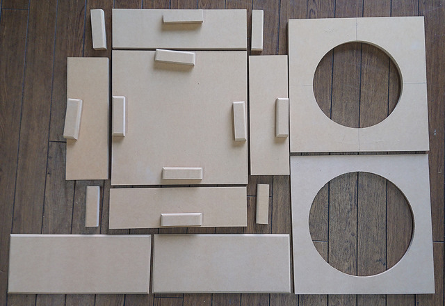 プロショップで製作したBOXのパーツ。ウーファーに合わせて適正容量で補強を入れながら製作される